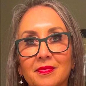 Meet your Posher, Adela